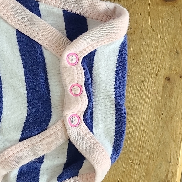 (4) Bodysuits 3-6m - Picture 5 of 9